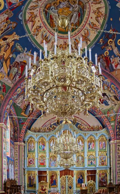 The axis of the church in Săpânța: the painted dome, the large chandelier and the iconostasis